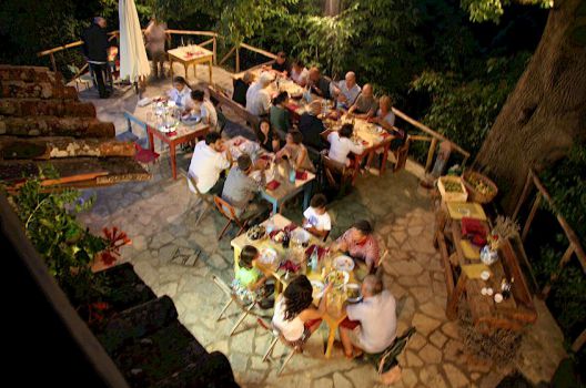 Glckliche Gste beim Abendessen im Restaurant Dondoli