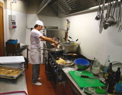 Giovanni, il cuoco, al lavoro nella cucina del ristorante Dondoli